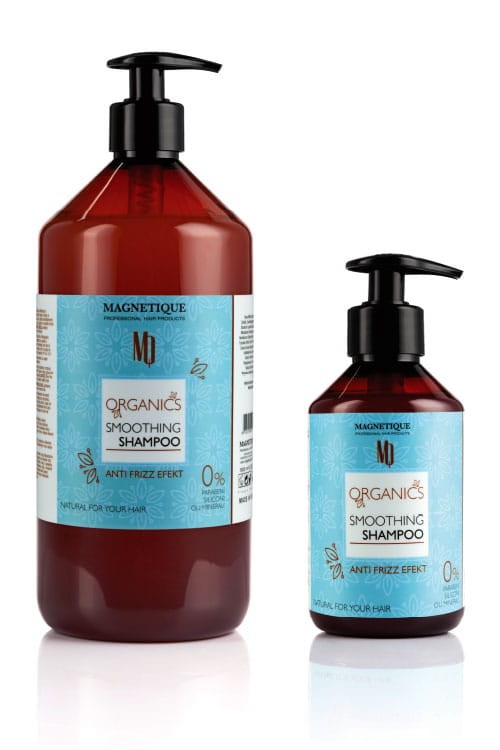 Organiczny szampon wygładzający Magnetique Organics Smoothing w hurtowni Klara Beauty o pojemności 1000ml. To idealne rozwiązanie dla osób z puszącymi się, niesfornymi włosami. Produkt w brązowej butelce z pompką i niebieską etykietą.