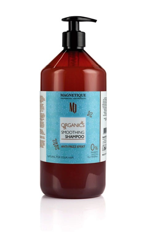 Organiczny szampon wygładzający Magnetique Organics Smoothing w hurtowni Klara Beauty o pojemności 1000ml. To idealne rozwiązanie dla osób z puszącymi się, niesfornymi włosami. Produkt w brązowej butelce z pompką i niebieską etykietą.